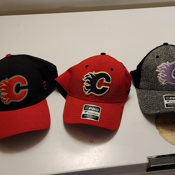 3 Fanatics L/XL Calgary Flames hats - Picture 1 of 4
